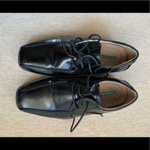 Boys size 4m Black leather Florsheim shoes.